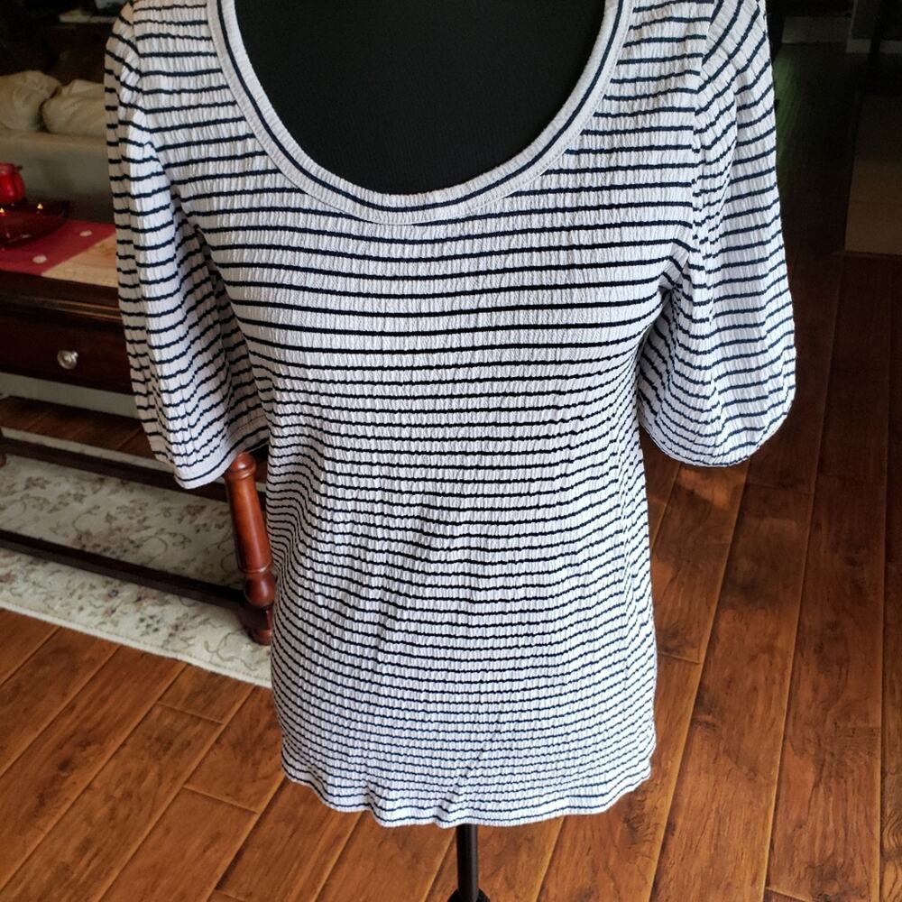 Loft M blue‎ and white stripe scoop tee shirt